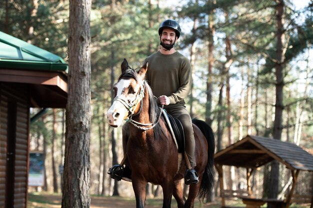 Giovane che monta un cavallo