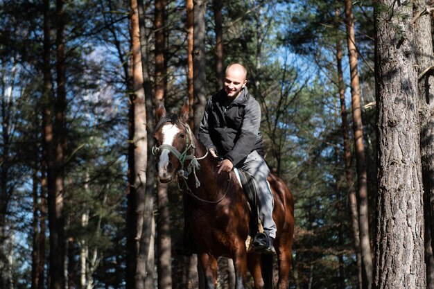 Giovane che monta un cavallo