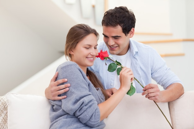 Giovane che offre una rosa al suo fidanzato