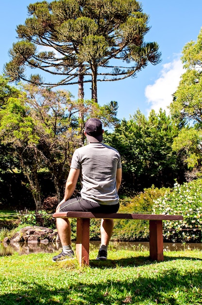 Giovane che osserva il paesaggio e contempla la natura