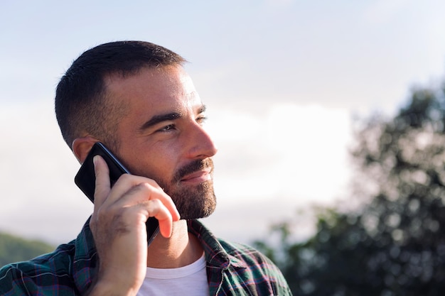 Giovane che parla sul telefono cellulare