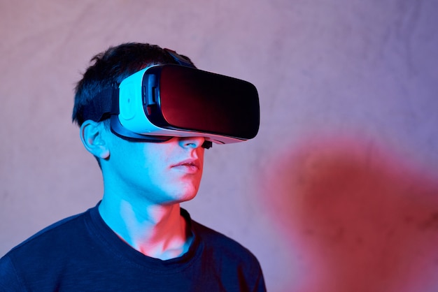 Giovane che per mezzo del casco di realtà virtuale