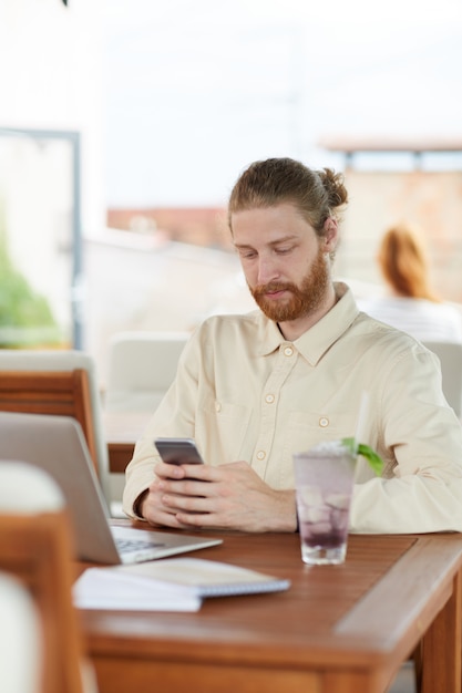 Giovane che per mezzo del telefono