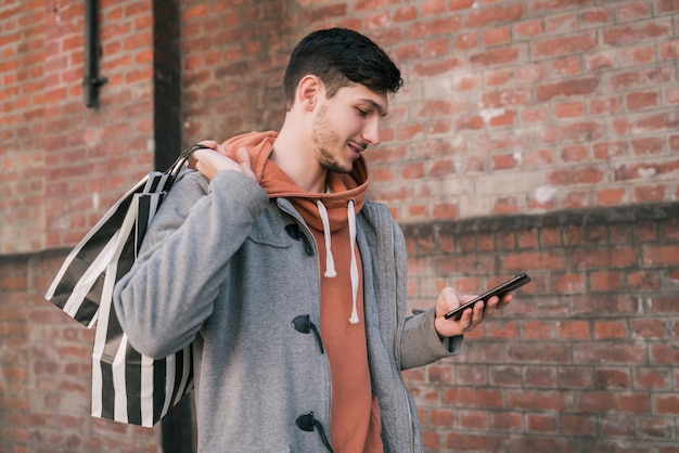 Giovane che per mezzo di un telefono cellulare