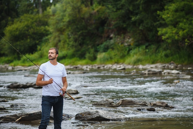 Giovane che pesca in un fiume