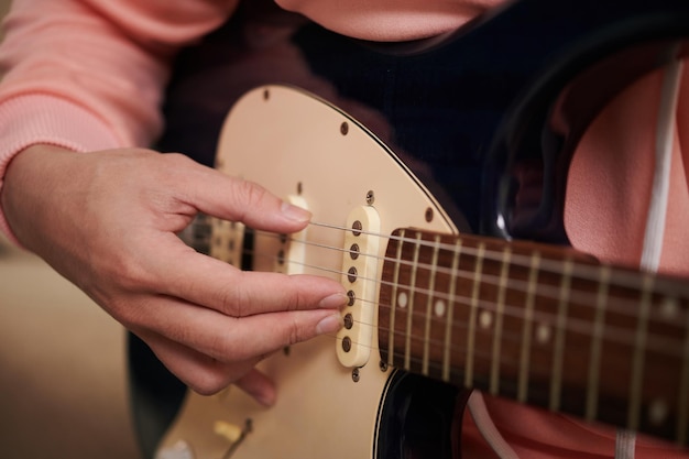 Giovane che pizzica la chitarra