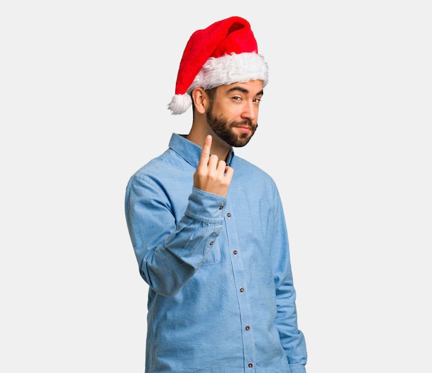 Giovane che porta il cappello della Santa che invita a venire