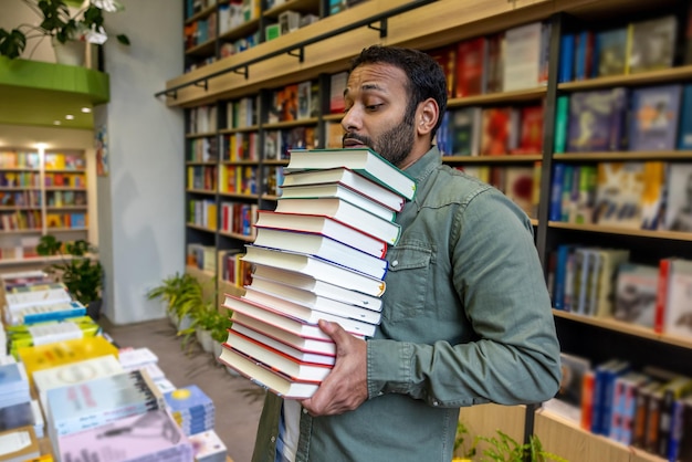 Giovane che porta libri