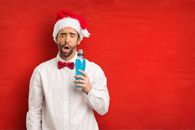 Giovane che porta un cappello del Babbo Natale il giorno di Natale