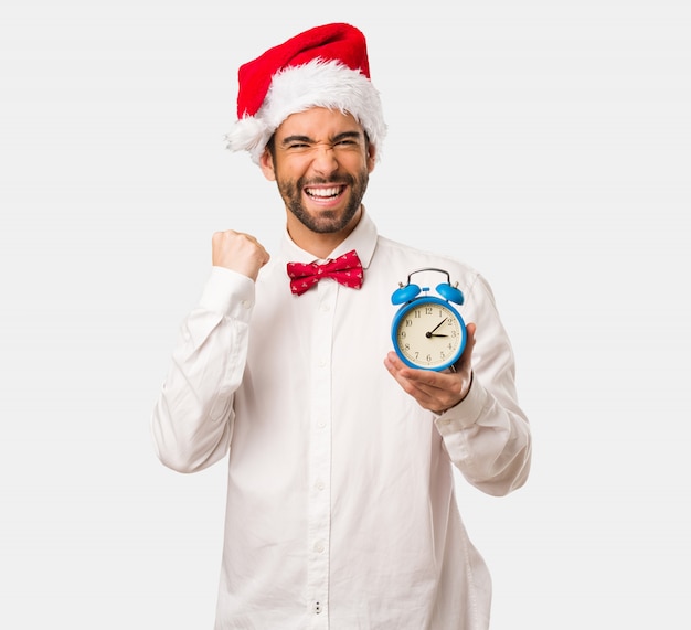 Giovane che porta un cappello del Babbo Natale il giorno di Natale