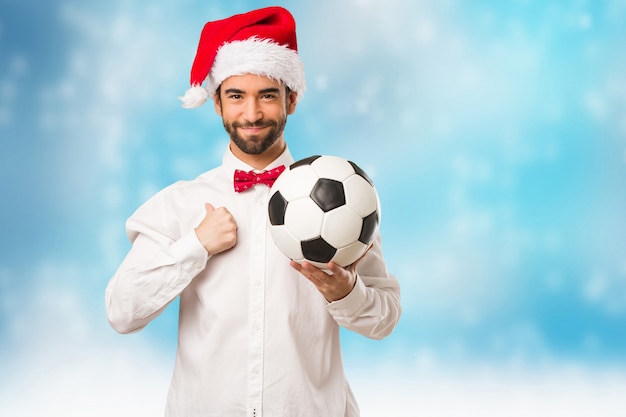 Giovane che porta un cappello del Babbo Natale il giorno di Natale