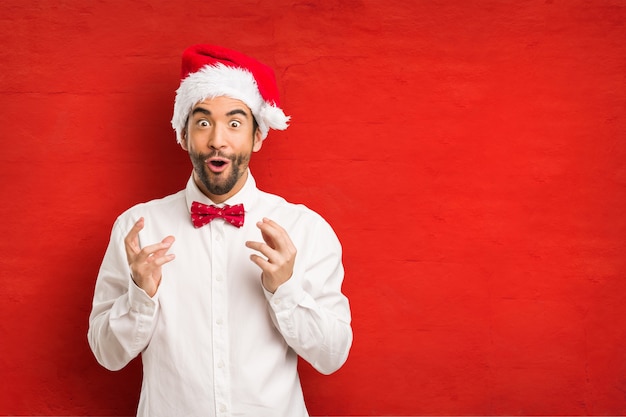 Giovane che porta un cappello del Babbo Natale il giorno di Natale