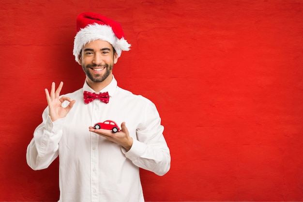 Giovane che porta un cappello del Babbo Natale il giorno di Natale