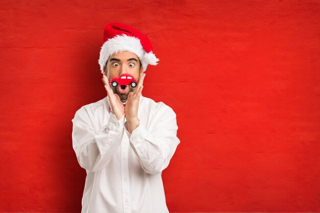 Giovane che porta un cappello del Babbo Natale il giorno di Natale