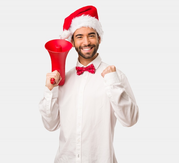 Giovane che porta un cappello del Babbo Natale il giorno di Natale