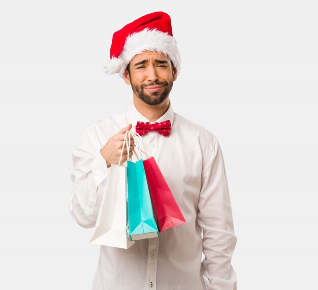 Giovane che porta un cappello del Babbo Natale il giorno di Natale