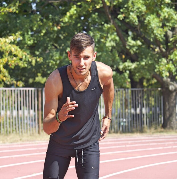 Giovane che posa per la maratona