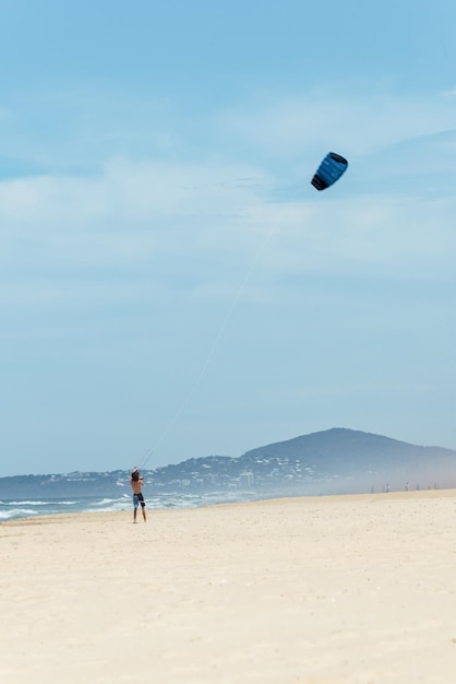 Giovane che pratica il kitesurf su una spiaggia a NoosaQueenslandAustralia