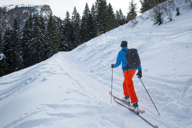 Giovane che pratica sci sulla montagna