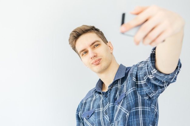 Giovane che prende un selfie Studente che si scatta una foto su uno smartphone