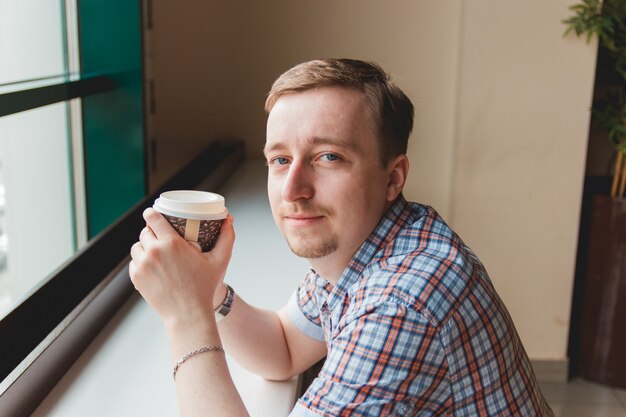 Giovane che prende una pausa caffè al caffè