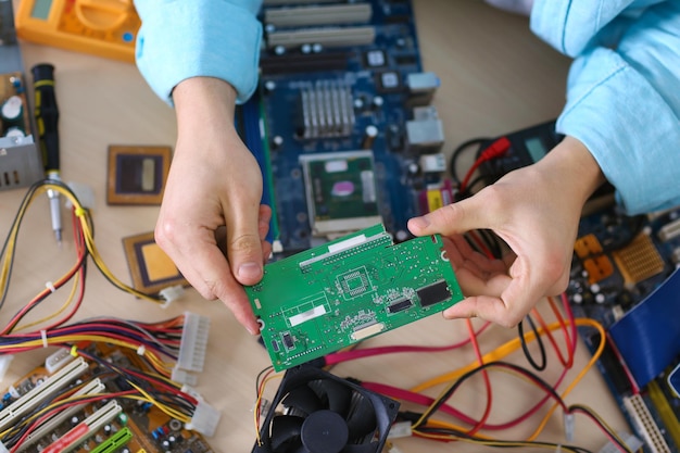 Giovane che ripara l'hardware del computer nel centro di assistenza