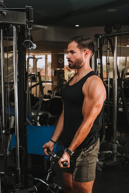 Giovane che si allena in palestra