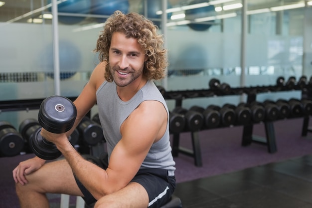 Giovane che si esercita con la testa di legno in palestra