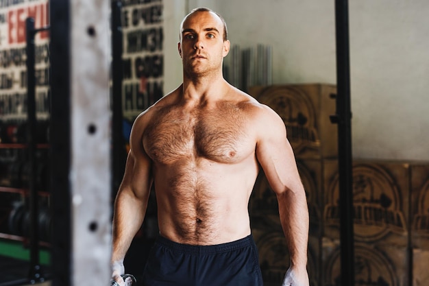 Giovane che si esercita in palestra