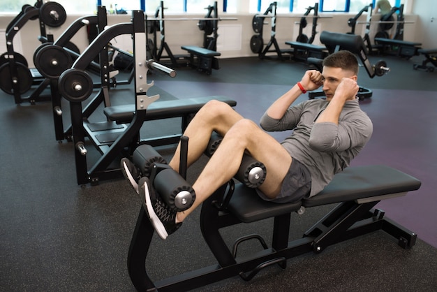 Giovane che si esercita in palestra