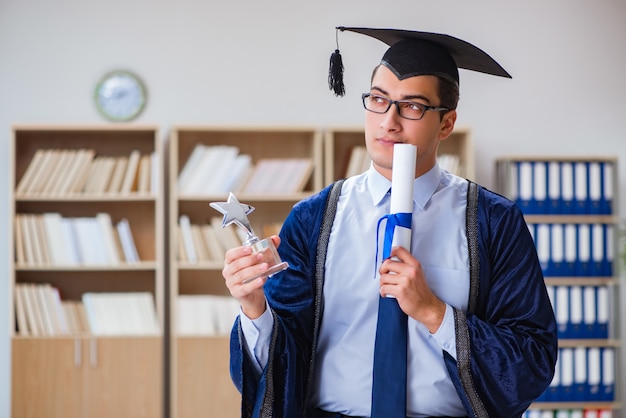 Giovane che si laurea all'università