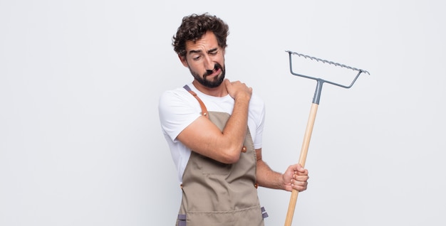 Giovane che si sente stanco, stressato, ansioso, frustrato e depresso, che soffre di dolore alla schiena o al collo