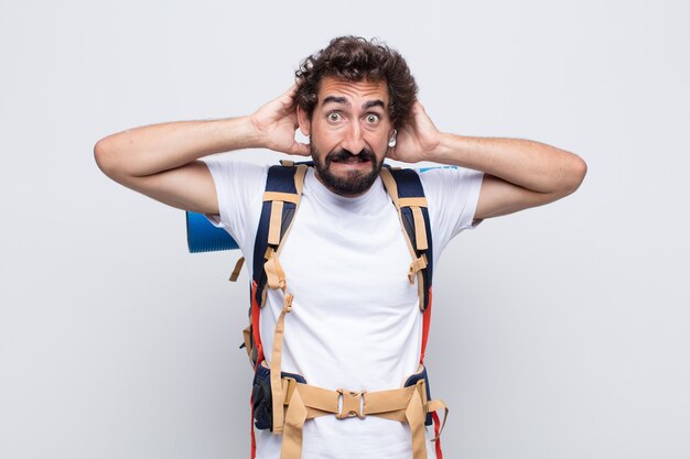 Giovane che si sente stressato, preoccupato, ansioso o spaventato, con le mani sulla testa, in preda al panico per errore