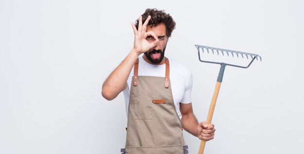 Giovane che sorride felicemente con la faccia buffa