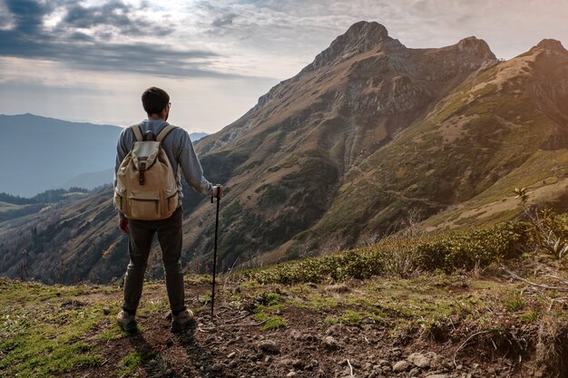 Giovane che sta in cima alle montagne della scogliera