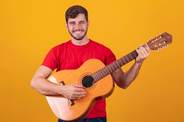 Giovane che suona la chitarra su sfondo giallo con spazio libero per il testo