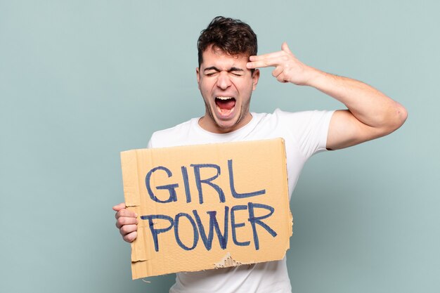 Giovane che tiene il cartello con il testo: Girl power. Concetto di femminismo