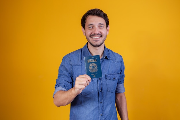 Giovane che tiene un passaporto