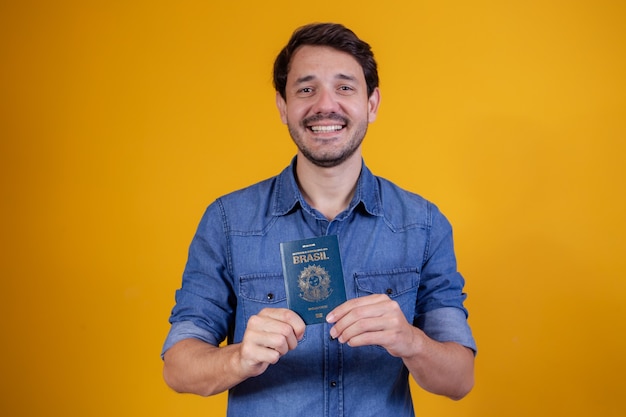 Giovane che tiene un passaporto