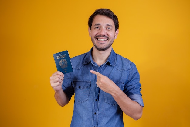 Giovane che tiene un passaporto