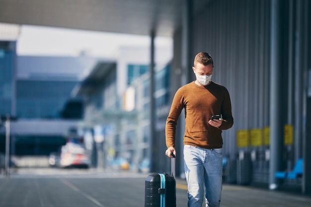 Giovane che usa il telefono cellulare in città
