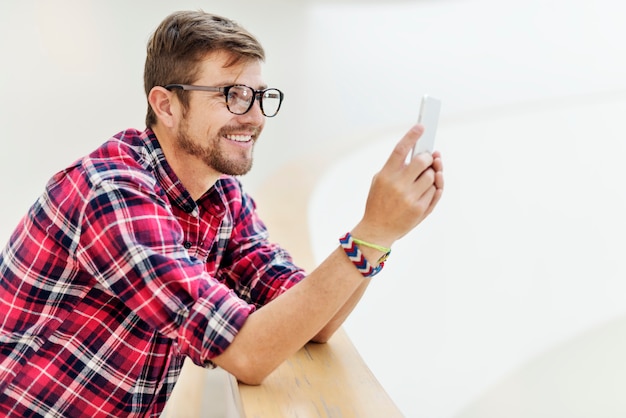 Giovane che usando concetto di Smartphone di lettura rapida