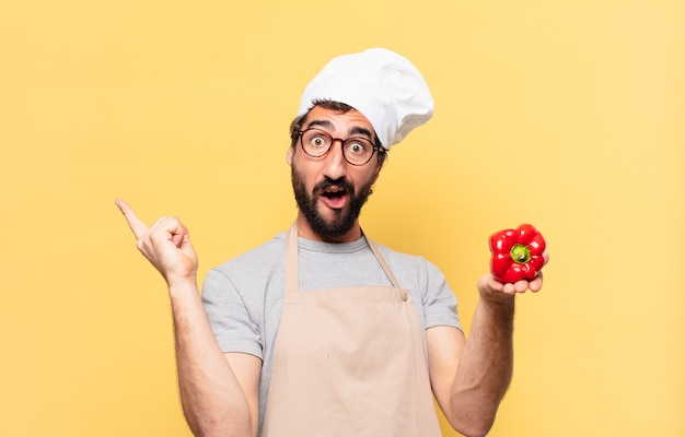 Giovane chef barbuto che celebra con successo una vittoria