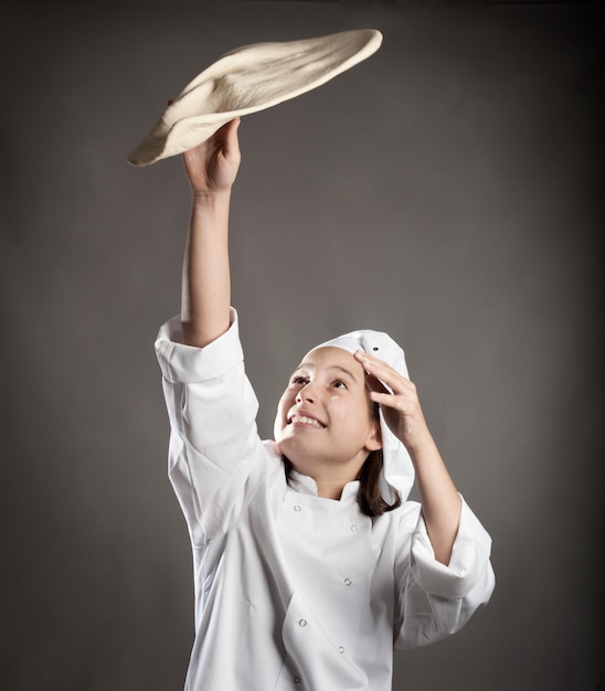 giovane chef che lavora l'impasto per la pizza