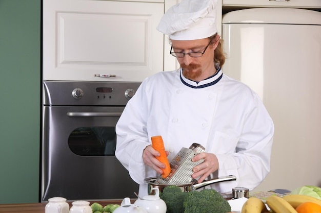 Giovane chef che prepara il pranzo in cucina