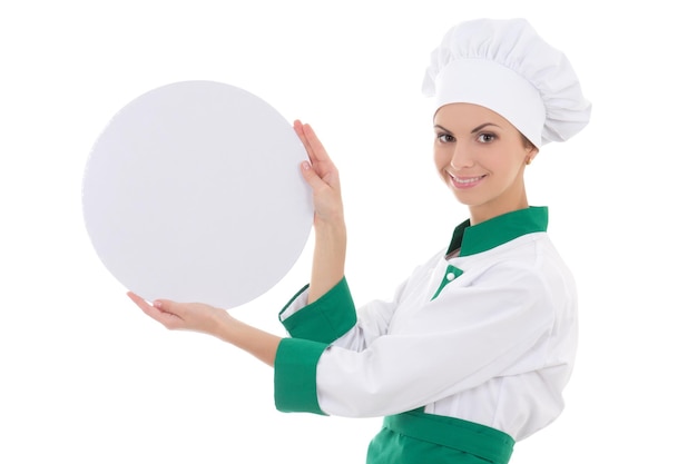 Giovane chef donna in uniforme che tiene grande piatto vuoto isolato su sfondo bianco