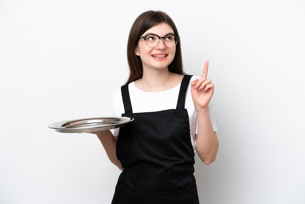 Giovane chef donna russa con vassoio isolato su sfondo bianco che indica una grande idea