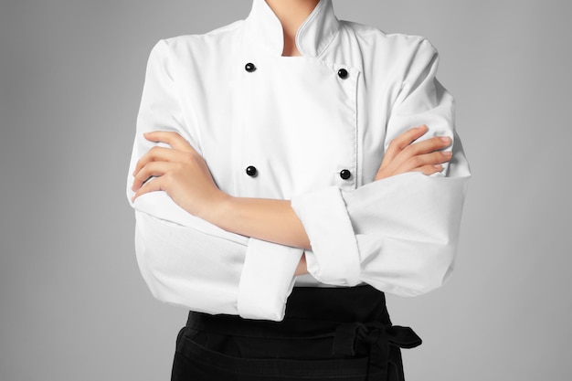 Giovane chef femminile su sfondo chiaro