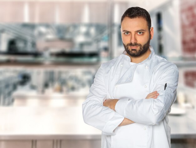 Giovane chef su sfondo bianco.