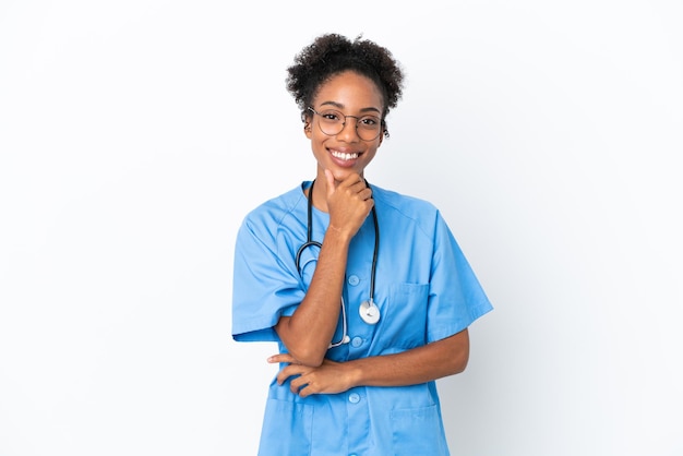 Giovane chirurgo afroamericano medico donna isolata su sfondo bianco con gli occhiali e sorridente